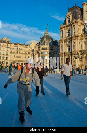 Parigi, Francia, Town Square New Scenic 5 posti nella parte anteriore del municipio edificio, con adolescenti Pattinaggio all'aperto in pista di pattinaggio Foto Stock