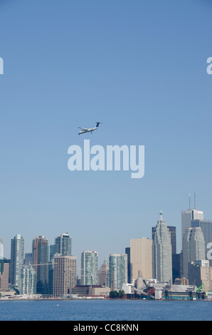 Canada Ontario, Lago Ontario, Toronto Toronto skyline della città con portineria aereo. Foto Stock