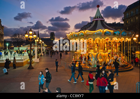 Parigi, Francia, Town Square New Scenic 5 posti di fronte al Municipio di crepuscolo, con la giostra, merry-go-round, antichi bambini's ride Foto Stock