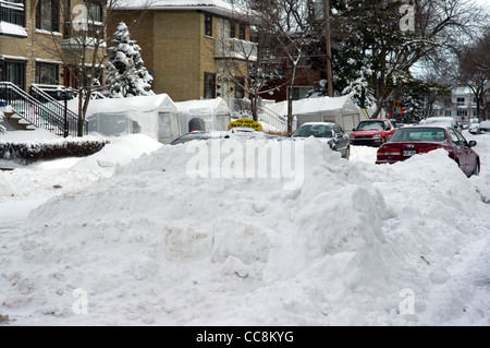 Auto taxi completamente sepolto sotto la neve dopo una tempesta di neve, Montreal, Quebec, Canada Foto Stock