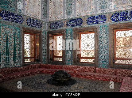 Pareti decorate nel palazzo di Topkapi Harem Twin Kiosk Camera di Stato all'Harem del Palazzo Topkapi interno delle camere di stato Foto Stock