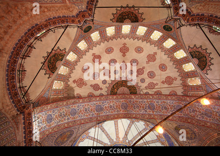 Interno del Sultanahmet Camii la Moschea Blu i musulmani pregano in Istanbul la grande moschea Foto Stock