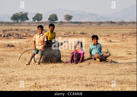 Casta inferiore bambini indiani. Figli e figlia di una capra indiano imbrancandosi famiglia. Andhra Pradesh, India Foto Stock