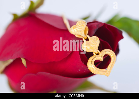 Oro Ciondolo Cuore rosso e rosa su sfondo bianco Foto Stock