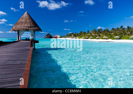Overwater spa in laguna blu intorno all isola tropicale Foto Stock