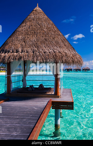 Overwater spa e bungalows in tropicale laguna blu Foto Stock