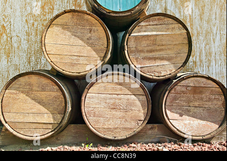 Il vecchio legno barili di vino a Hawthorne vigneti di montagna, Okanagan in British Columbia, Canada. Foto Stock