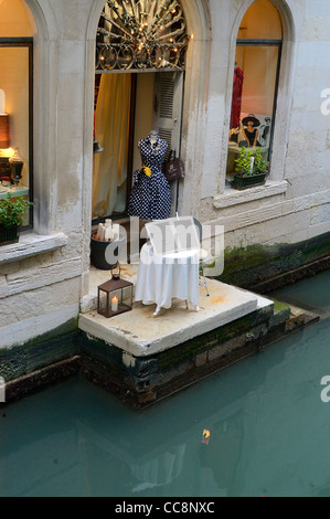 Insolito balcone vista mare, pubblicità abbigliamento moda in boutique dietro a Piazza San Marco Foto Stock