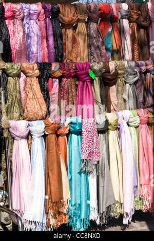 Sciarpe in vendita su uno stallo a Burano Italia Foto Stock