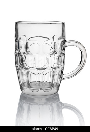 Vuoto in vetro di birra isolato su sfondo bianco. Il percorso Foto Stock