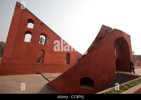 Il Jantar Mantar osservatorio scientifico, costruita a partire dal 1724 dal Maharaja Jai Singh II, vicino Connaught Place, a Nuova Delhi, in India. Foto Stock