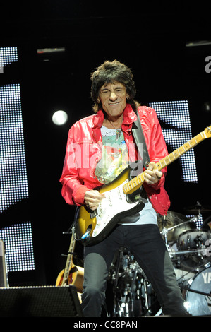 Ronnie Wood. Inglese chitarrista rock suona al Vintage 2010 parte di una riunione delle facce rock band Foto Stock