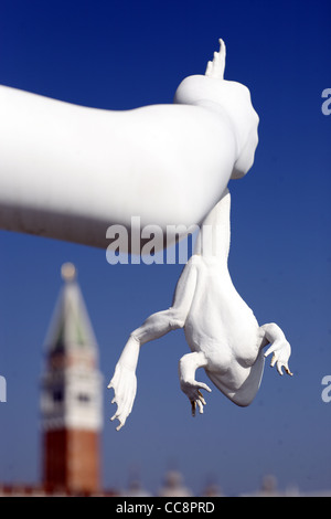 Punta della Dogana, statuto del giovane ragazzo che si affaccia su Piazza San Marco. Foto Stock