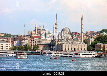 Scenario del quartiere Eminonu nella città di Istanbul in Turchia con la nuova moschea e Hagia Sophia all'estremità lontana Foto Stock