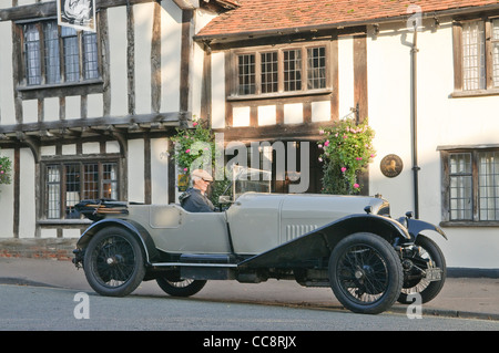 Classic Vintage Bentley il parcheggio nella parte anteriore del Swan Hotel a Lavenham, Suffolk, Regno Unito. Foto Stock