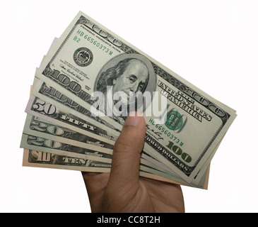 Una persona in possesso di una pila di U.S valuta dollari in mano Foto Stock