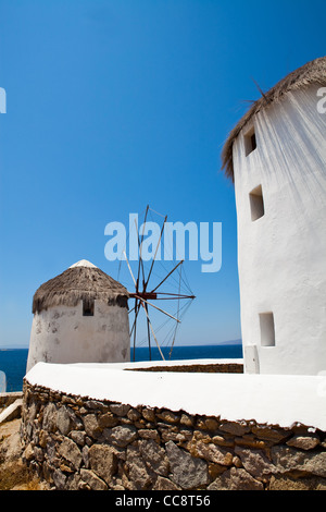 Famosi mulini a vento di Mykonos, Grecia su un giorno di estate Foto Stock