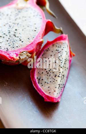 Fresca e deliziosa pitahaya, dragon frutta. Studio shot. Foto Stock