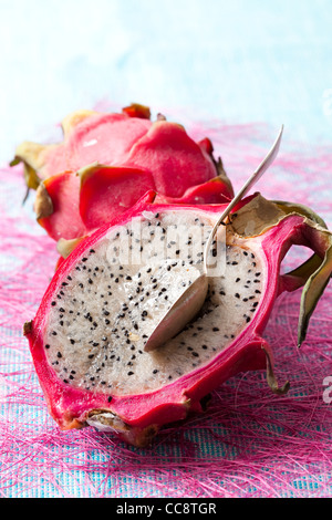 Fresca e deliziosa pitahaya, dragon frutta. Studio shot. Foto Stock