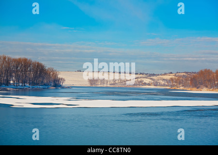 Paesaggio invernale sul lago Dumbrava e la campagna della Contea di Iasi, Romania. Foto Stock