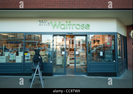 Il British High Street. Little Waitrose shop Foto Stock