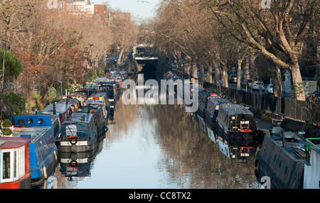 Imbarcazioni strette nella piccola Venezia Foto Stock