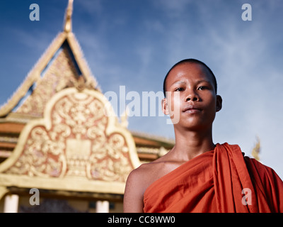 Giovani asiatici monk sorridente in telecamera nel monastero Buddista, Phnom Penh in Cambogia, in Asia. Angolo basso Foto Stock