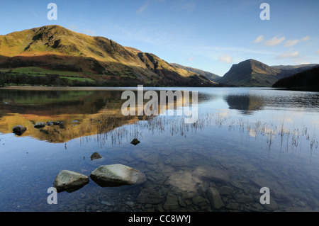 Robinson, Alto Snockrigg e Fleetwith Pike riflessa in Buttermere nel Lake District inglese Foto Stock