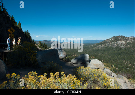 Vista dal vertice di Echo verso il lago Tahoe. US Hwy 50. In California, Stati Uniti d'America Foto Stock