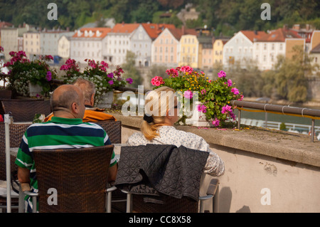 In Germania, in Baviera, Passau. Tipica caffetteria che si affaccia sul fiume Danubio a Passau. Foto Stock