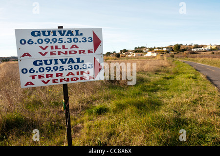 Un segno nel sud della Francia offre un terreno ed un villa in vendita. Foto Stock