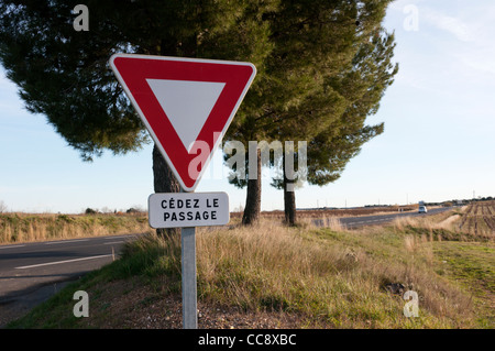 Una strada francese firmare i driver di avvertimento per dare modo alla giunzione di una strada principale. Foto Stock