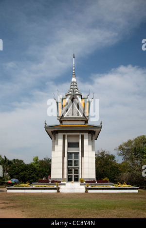 Uno stupa commemorativo riempito con i teschi delle vittime a Choeung Ek. Foto Stock