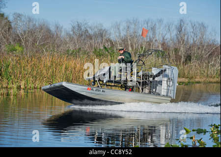 Florida di pesce e la conservazione della fauna selvatica Commissione patroling la Haines Creek fiume in Lake County Leesburg, Florida USA FWC Foto Stock