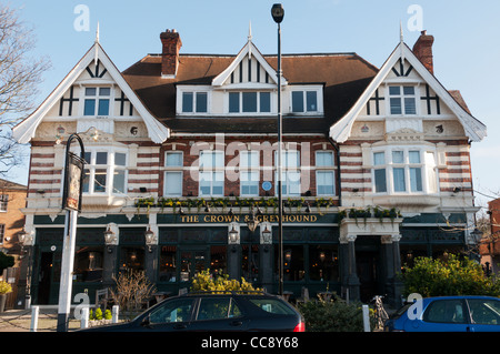 Il Crown & Greyhound pub nel villaggio di Dulwich, Londra del sud Foto Stock