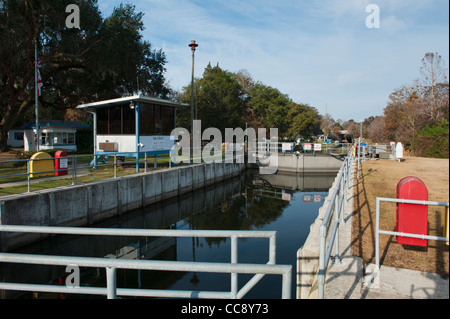 Burrell Blocco di navigazione e la diga situata nella contea del lago Leesburg, Florida USA JOHNS acqua di fiume SJRWM DI GESTIONE Foto Stock