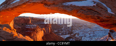 Sunrise a Mesa Arch nel Parco Nazionale di Canyonlands vicino a Moab, Utah, Stati Uniti d'America Foto Stock