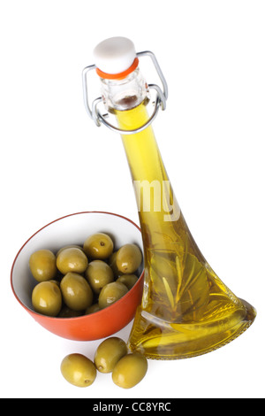 Olio di oliva con spezie e frutti di oliva isolato su sfondo bianco Foto Stock