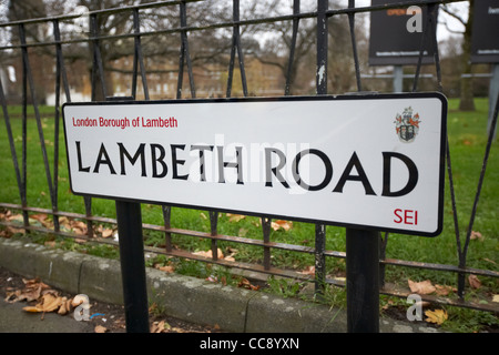 Un cartello stradale per Lambeth Road Londra Inghilterra Regno Unito Regno Unito Foto Stock