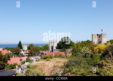 La parte settentrionale dell'anello medievale a parete, il muro della città, intorno la città anseatica di Visby sull'isola svedese di Gotland. Un sito Patrimonio Mondiale dell'UNESCO. Foto Stock