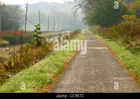 Autunno bucolica scena sulla strada alzaia sentiero del Ohio Canal vicino a Cleveland Foto Stock