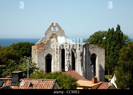 Rovine di st Nicolaus chiesa su una soleggiata giornata estiva nella città medievale di Visby sull'isola svedese di Gotland. Vista del Mar Baltico. Foto Stock