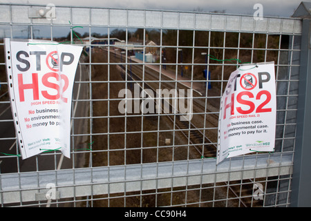 Arrestare HS2 segno di protesta in un recinto guardando verso Wendover Station su Chiltern Railways Foto Stock