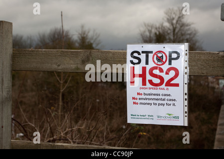 Arrestare HS2 segno di protesta su una recinzione in Wendover, Buckinghamshire Foto Stock