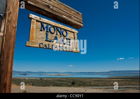 Mono Lago di cartello in legno della California. Stati Uniti d'America Foto Stock