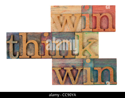 Penso win win parole in legno vintage tipografia blocchi, macchiata di inchiostri a colori, isolato su bianco Foto Stock