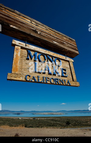 Mono Lago di cartello in legno della California. Stati Uniti d'America Foto Stock