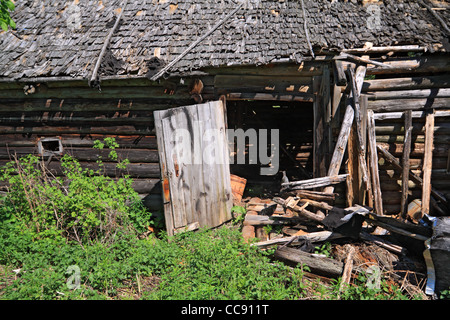 Vecchio rovinato rurale casa in legno Foto Stock