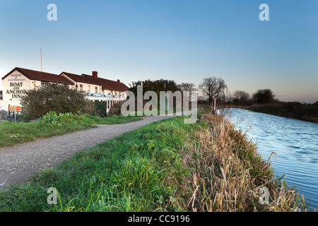 Vista della barca e Anchor Inn, accanto a Bridgwater e Taunton Canal Foto Stock