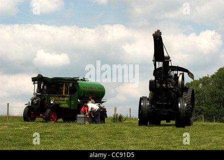 Un Fowler 8nhp B5 locomotiva stradale gru motore R/N SG4713, costruito 1901 e un vapore Foden carro, costruito 1929 r/n UU1283. Foto Stock